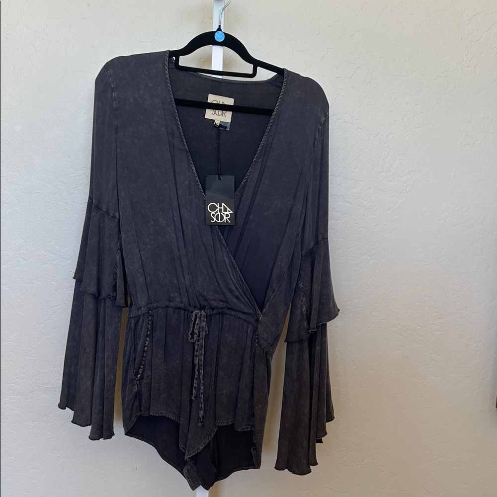 NWT Chaser med vintage black cloud wash peplum sleeve romper